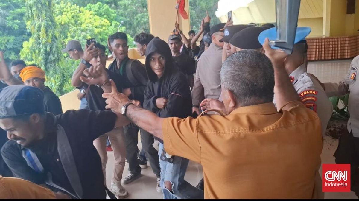 aksi-demonstrasi-mahasiswa-tolak-uu-tni-di-kupang-1742809021946_169.jpeg