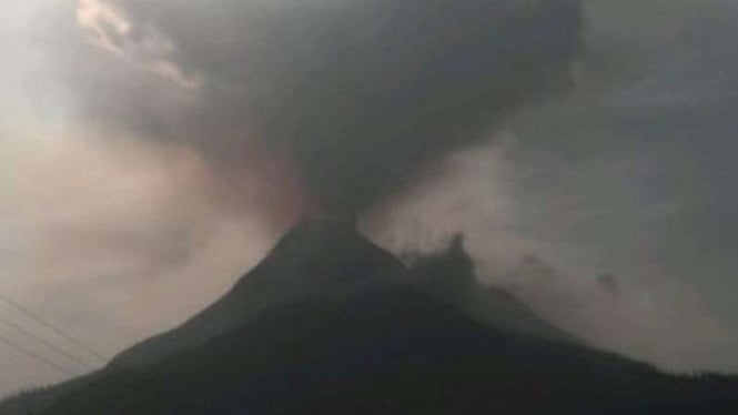 682a14aa5960c-gunung-lewotobi-laki-laki-di-kabupaten-flores-timur-flotim-ntt-saat-erupsi_665_374.jpg