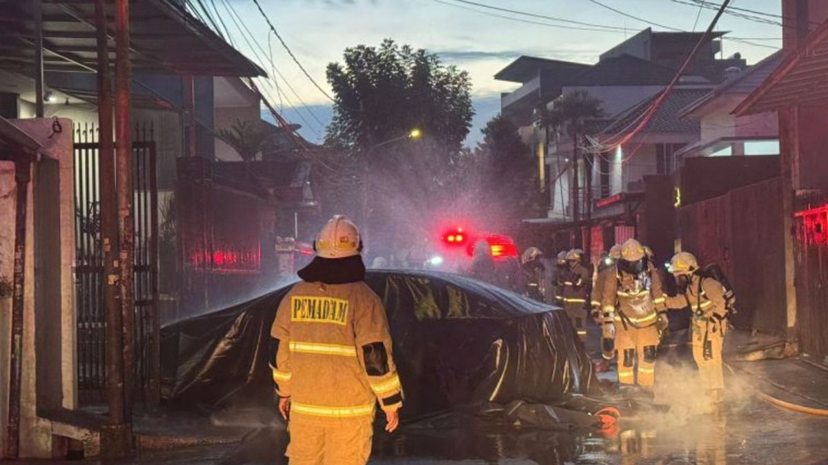 ilustrasi-pemadaman-byd-seal-yang-terbakar-antaraho-gulkarmat-jakarta-barat-1747133268718_169.png