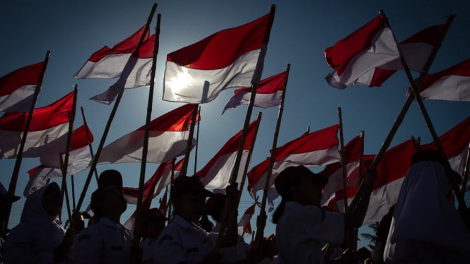 5992d72a9daca-pesta-bendera-merah-putih_665_374.jpg