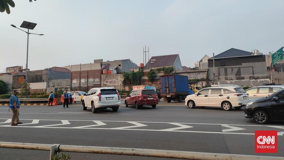 tol-dalam-kota-ditutup-imbas-demo-di-dpr-lalin-dialihkan-1756462691606_169.jpeg