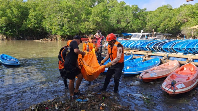 68c2e3092d72b-tim-sar-mengevakuasi-jasad-korban-banjir-di-denpasar-bali_665_374.jpeg